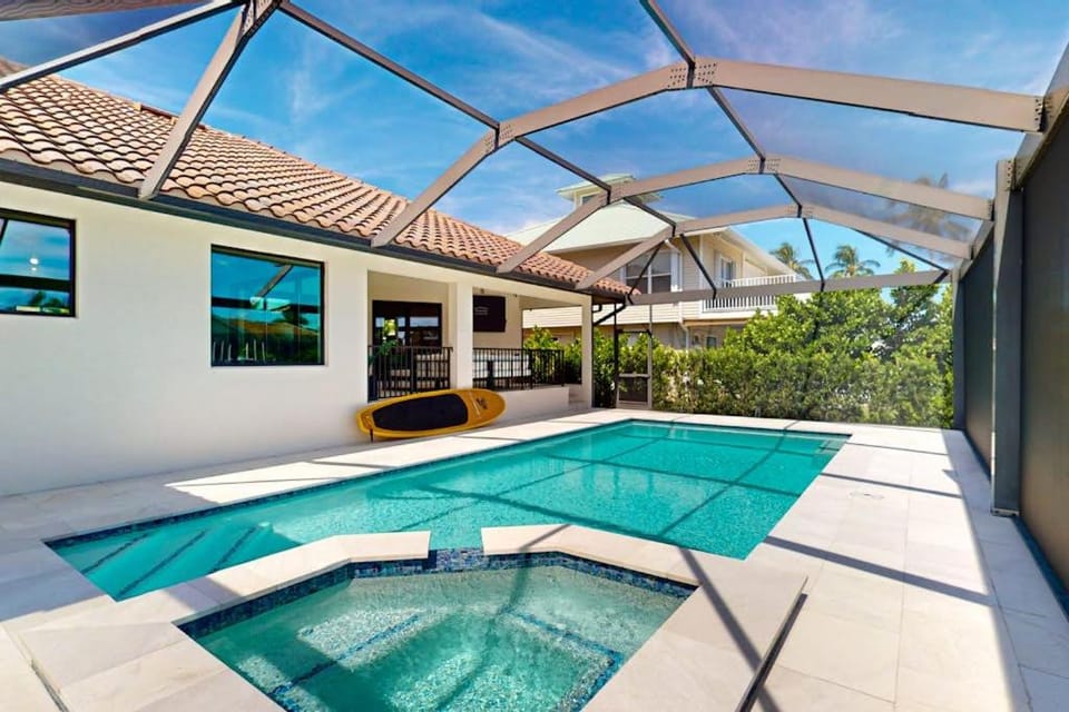 Tropical Treasure Retreat House in Marco Island