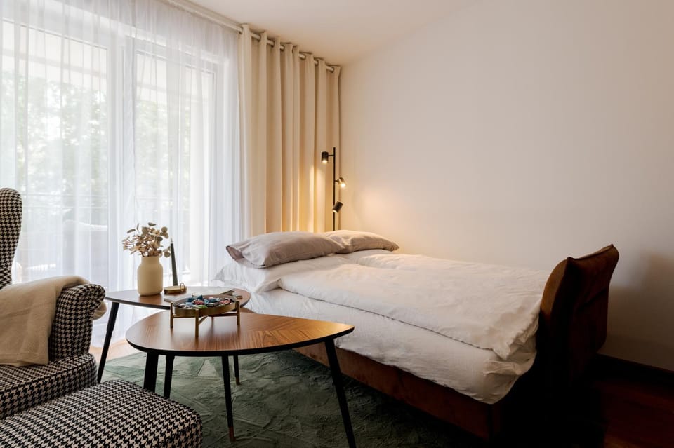 Bed, Living room