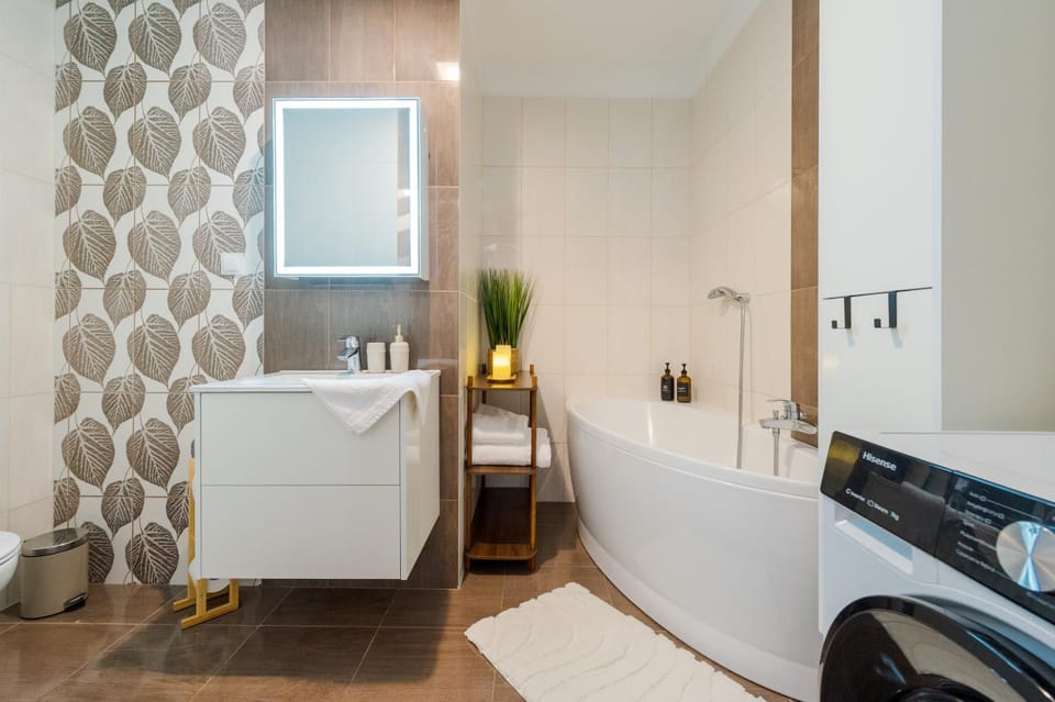 Bathroom, Bath, towels, washing machine