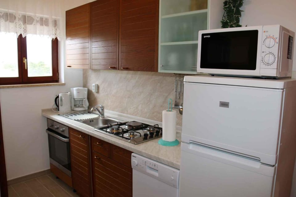 Coffee/tea facilities, dishwasher, microwave