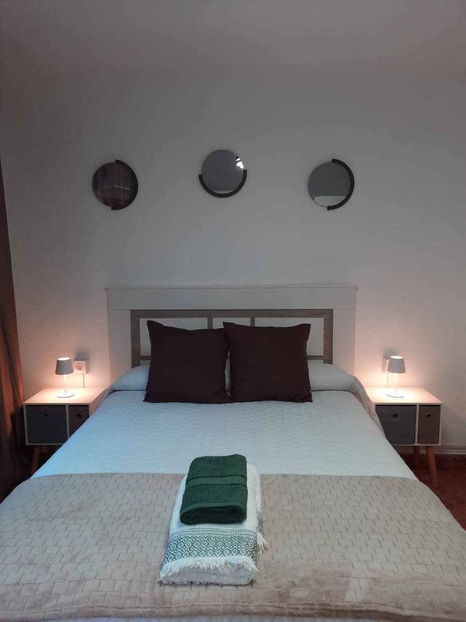 Bed, Photo of the whole room, Bedroom, towels