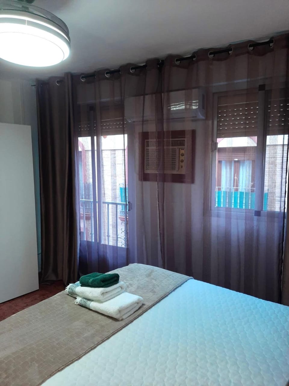 Bed, Photo of the whole room, Bedroom, towels