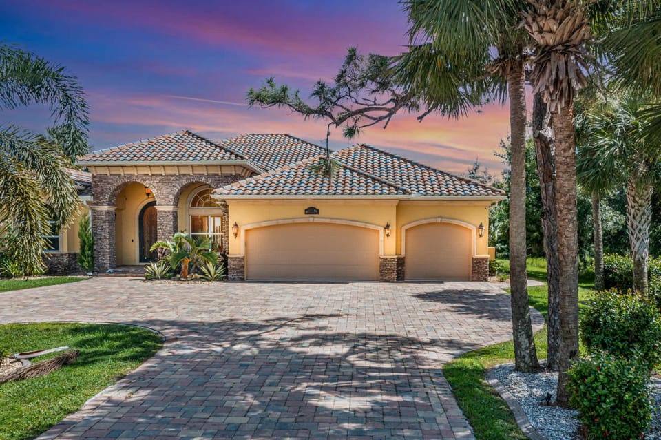 Peace River Waterfront Luxury Living - 5-BD w Pool House in Charlotte Harbor