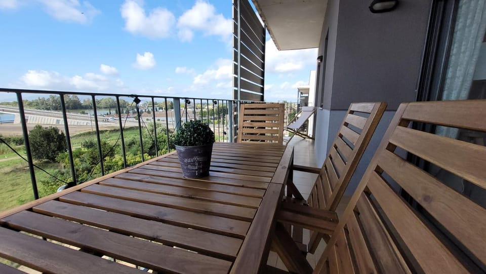 View (from property/room), Balcony/Terrace, Dining area