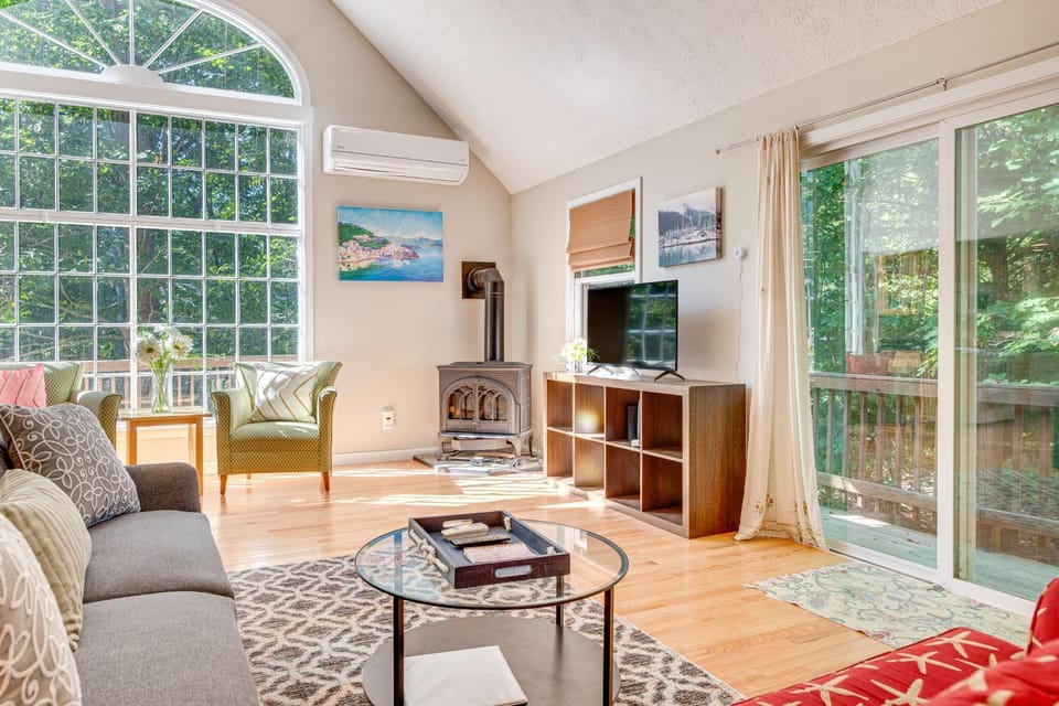 1/2 Mi to Ogunquit Beach: Maine Home w/ Deck! House in Ogunquit