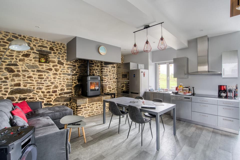 Coffee/tea facilities, Kitchen or kitchenette, Living room, Dining area, dishwasher, fireplace, oven, stove