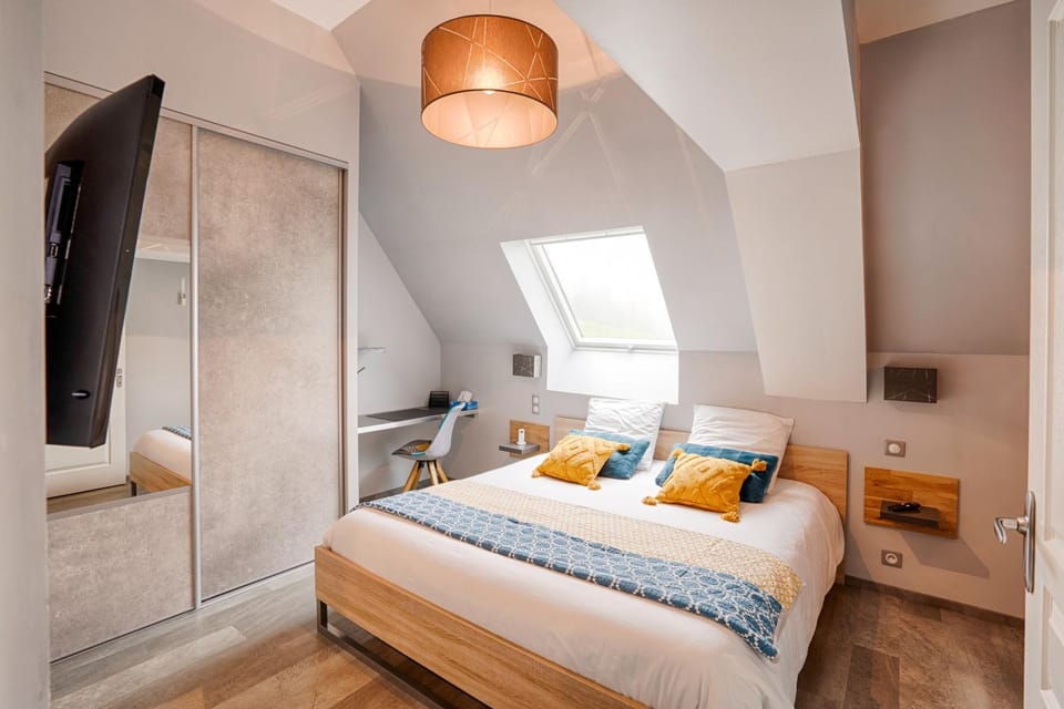 Bed, TV and multimedia, Photo of the whole room, Bedroom