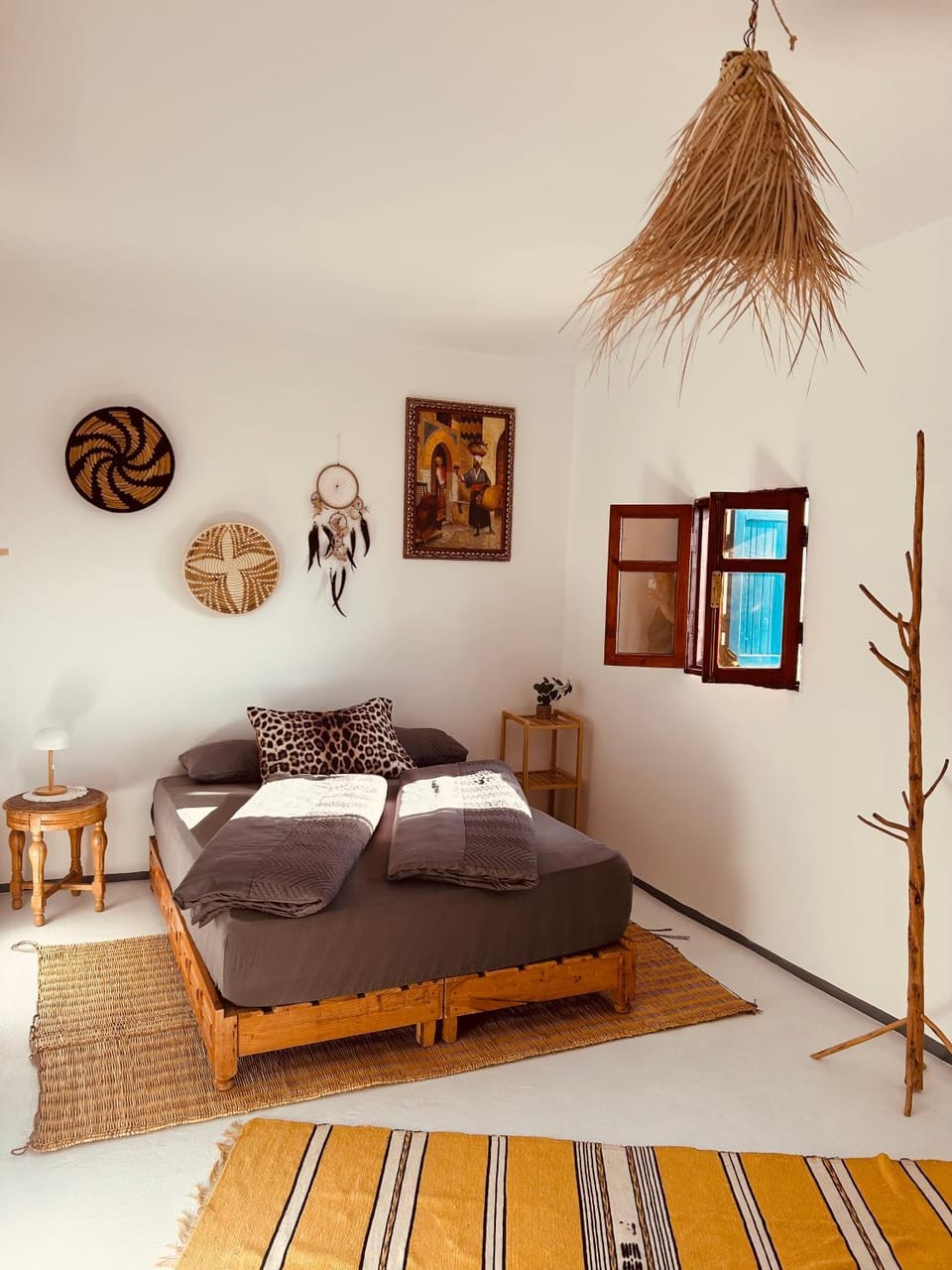Bed, Living room, Photo of the whole room, Bedroom