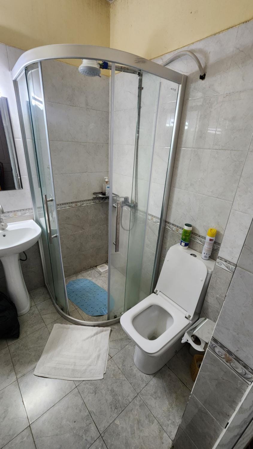 Shower, Toilet
