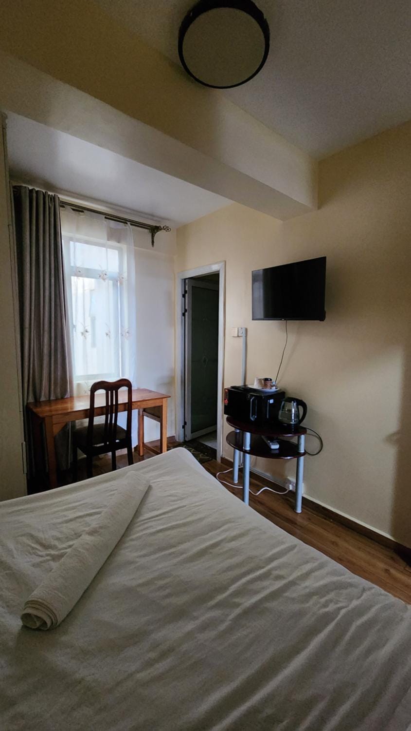Coffee/tea facilities, furniture, microwave