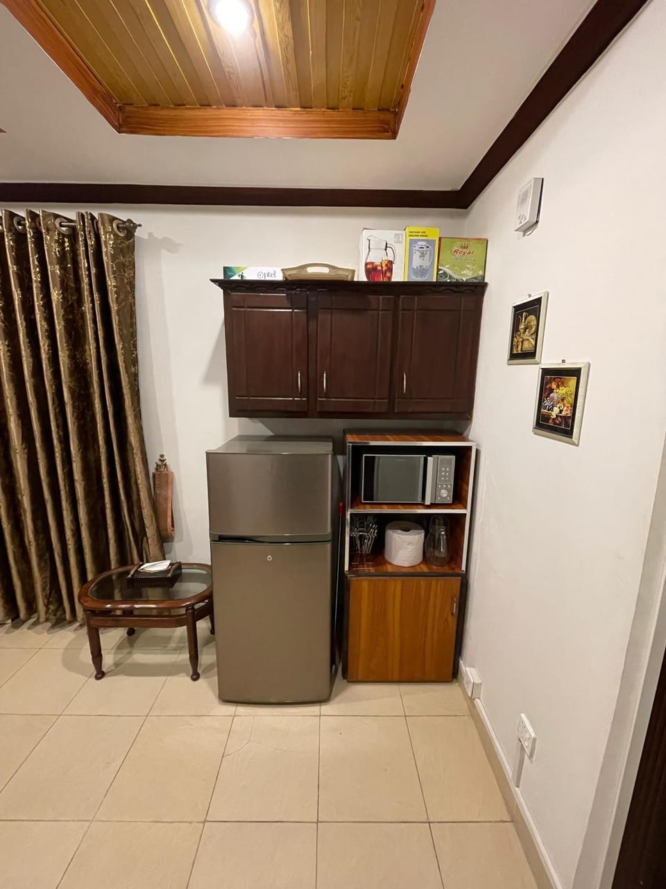 Kitchen or kitchenette, oven