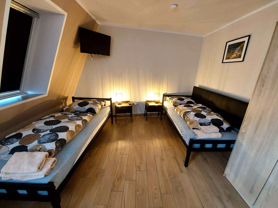 Bed, TV and multimedia, Photo of the whole room, towels