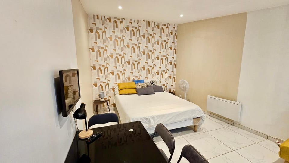 Bed, TV and multimedia, Seating area, Bedroom
