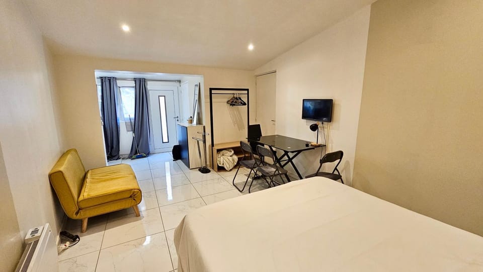 Bed, TV and multimedia, Living room, Photo of the whole room, Seating area, Dining area, Bedroom, heating