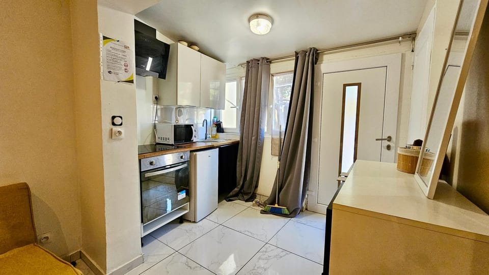 Kitchen or kitchenette, minibar, oven, stove
