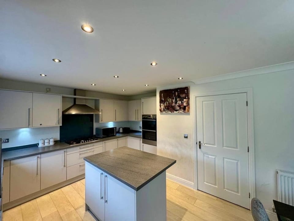 Kitchen or kitchenette, dishwasher, stove