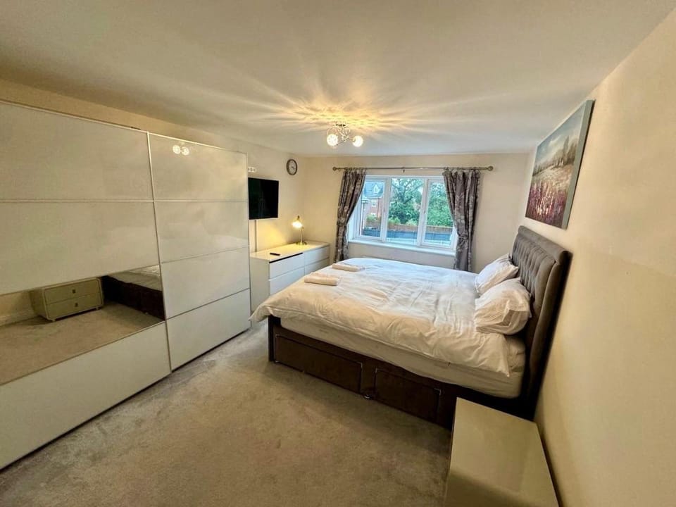 Bed, TV and multimedia, Living room, Bedroom, wardrobe