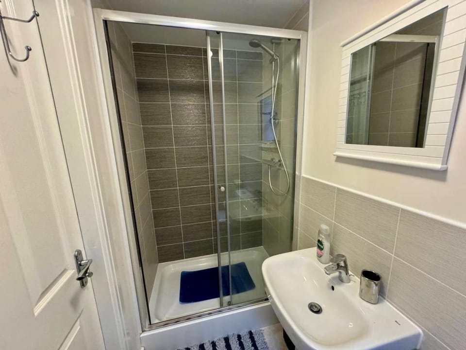 Shower, Bathroom, towels