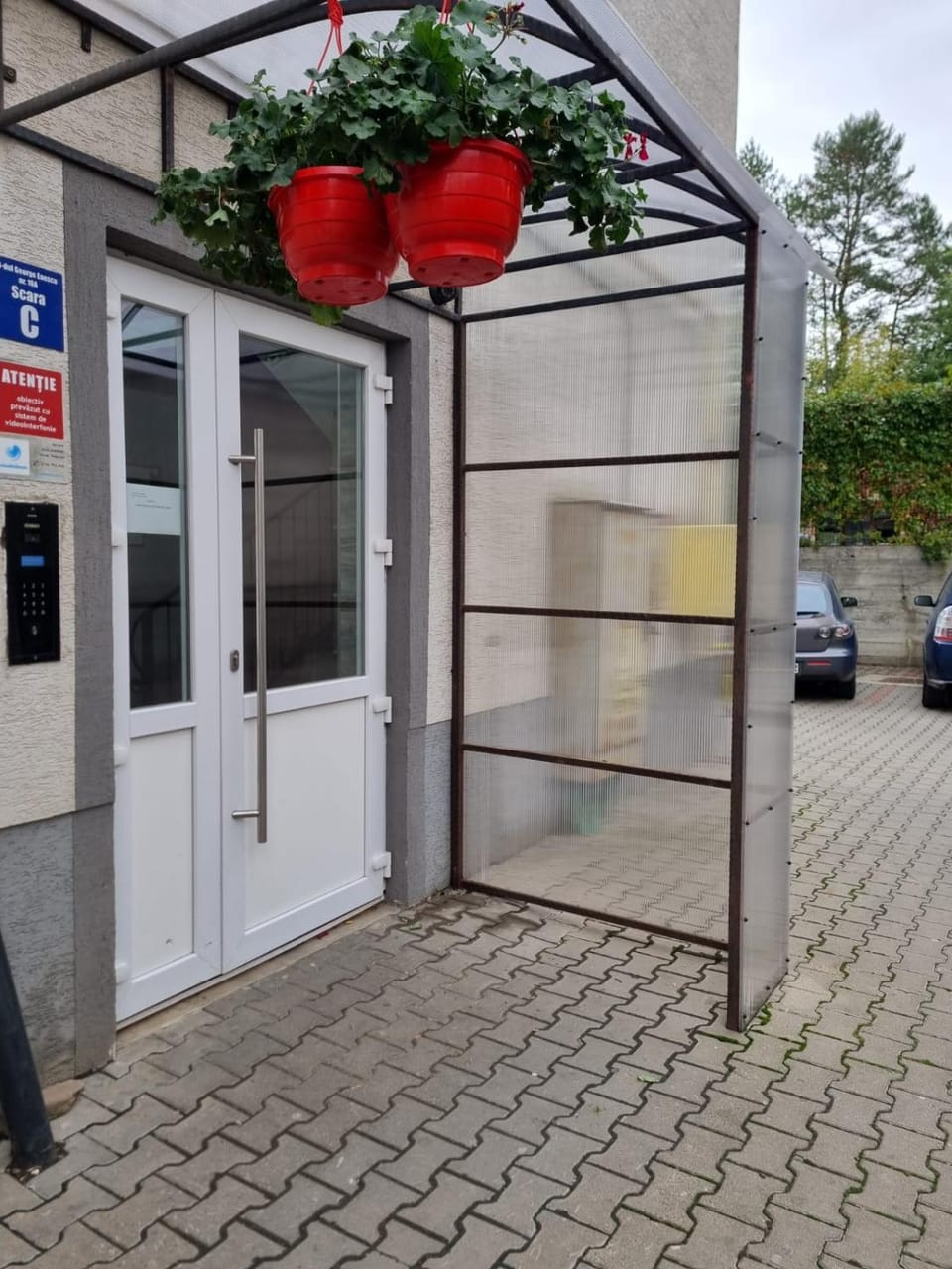 Facade/entrance, Day, Parking