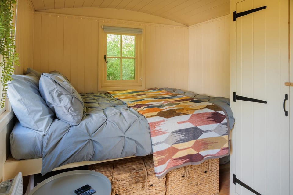 Hill Top Hideaway Shepherds Hut with Hot Tub Campground/ 
RV Resort in Maldon District