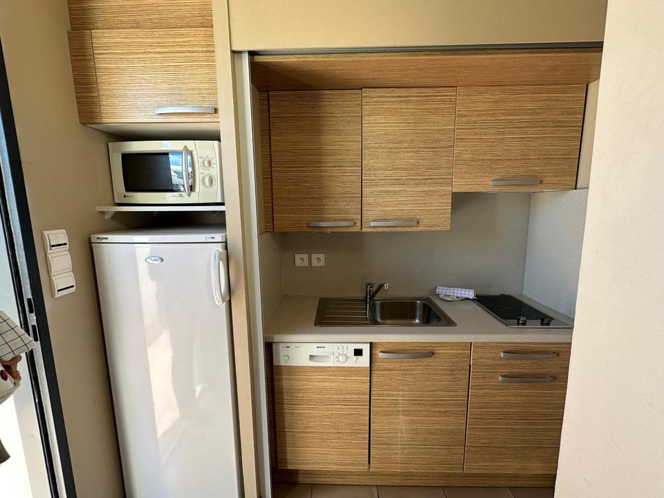 Beau studio 30m2, Piscine et jacuzzi au Jardin d'Eden, dédié aux couples, Village Naturiste Apartment in Agde