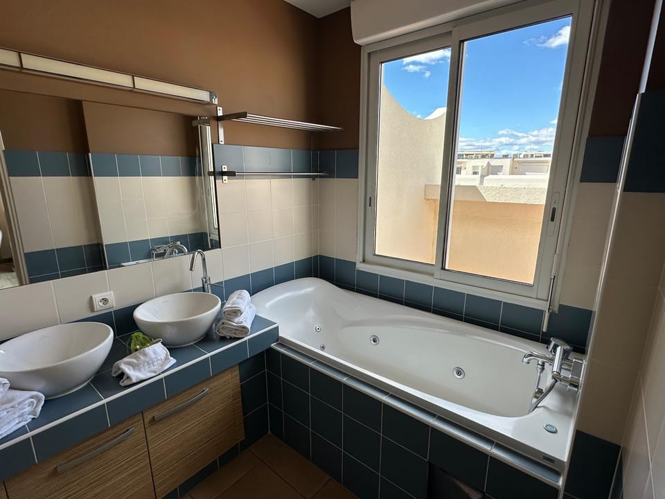 Beau studio 30m2, Piscine et jacuzzi au Jardin d'Eden, dédié aux couples, Village Naturiste Apartment in Agde
