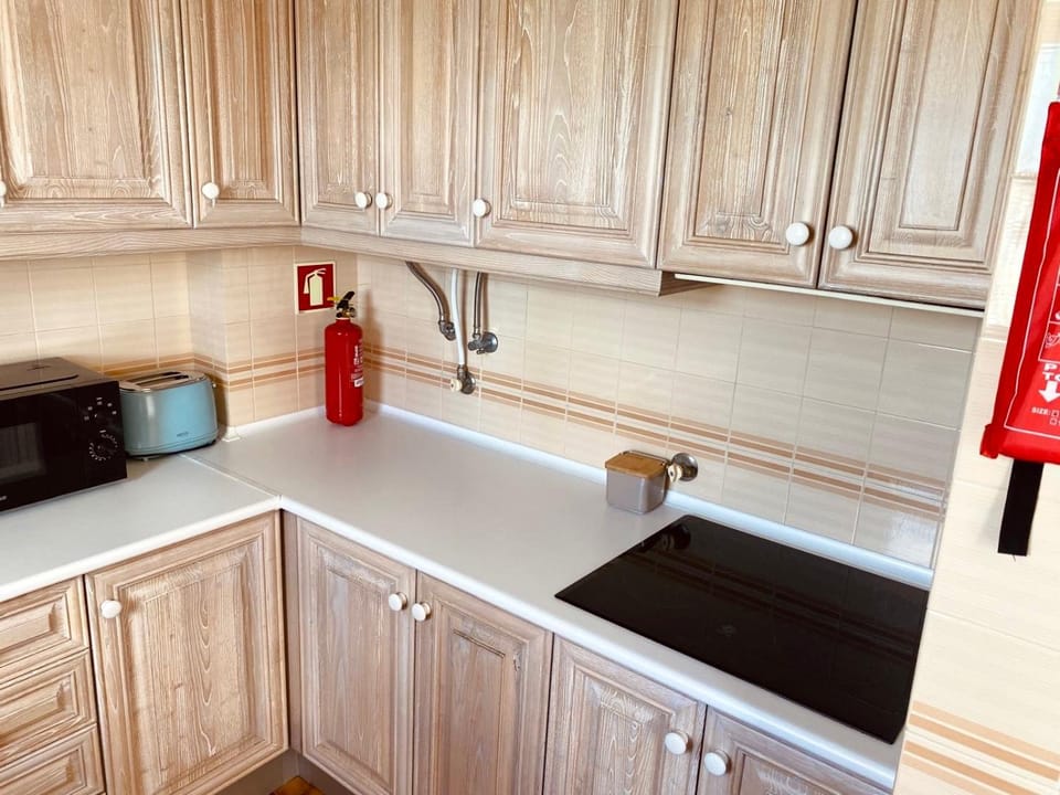 Restaurant/places to eat, Kitchen or kitchenette, Lake view, River view, Sea view, stove