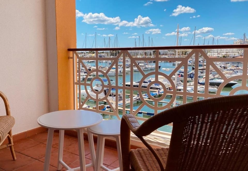 Restaurant/places to eat, Balcony/Terrace, Lake view, River view, Sea view