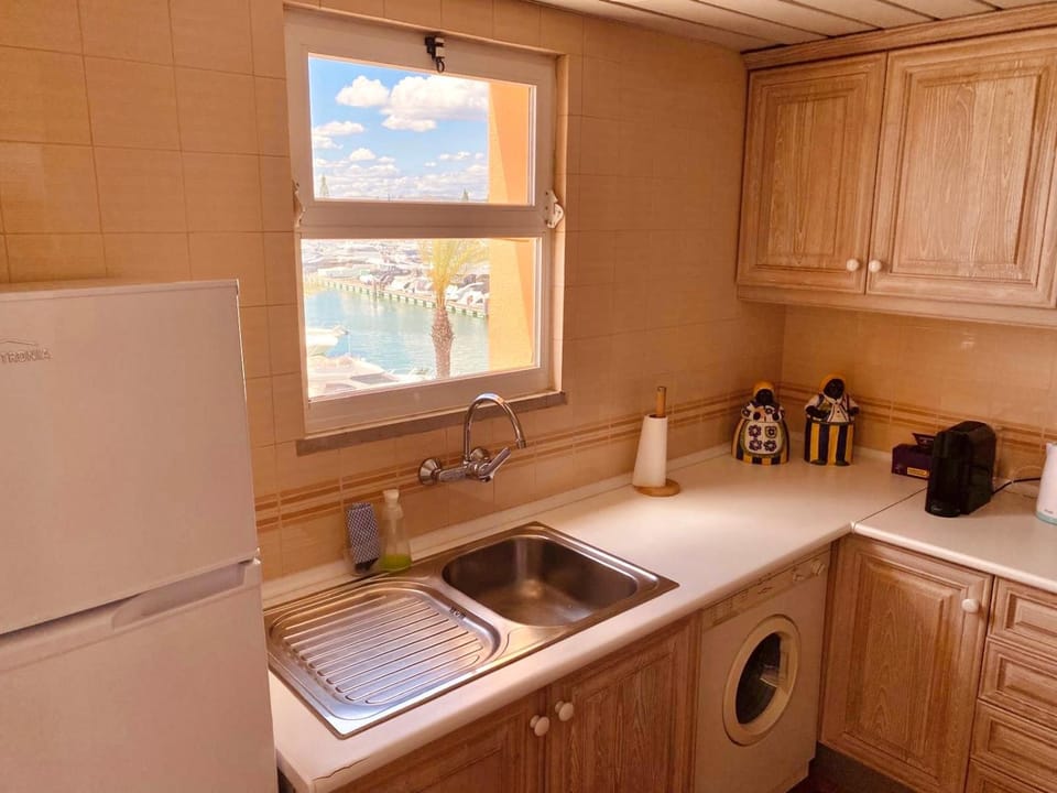 Restaurant/places to eat, Coffee/tea facilities, Kitchen or kitchenette, Lake view, River view, Sea view, oven, stove, toaster