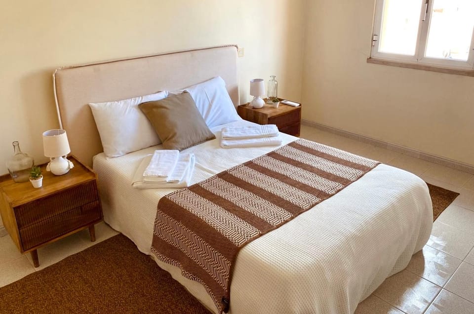 Restaurant/places to eat, Bed, Bedroom, Lake view, River view, Sea view, towels