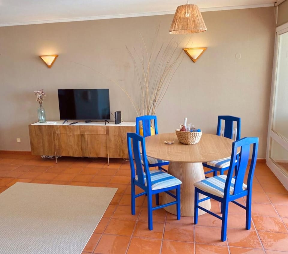 Restaurant/places to eat, Communal lounge/ TV room, TV and multimedia, Living room, Seating area, Dining area, Lake view, River view, Sea view