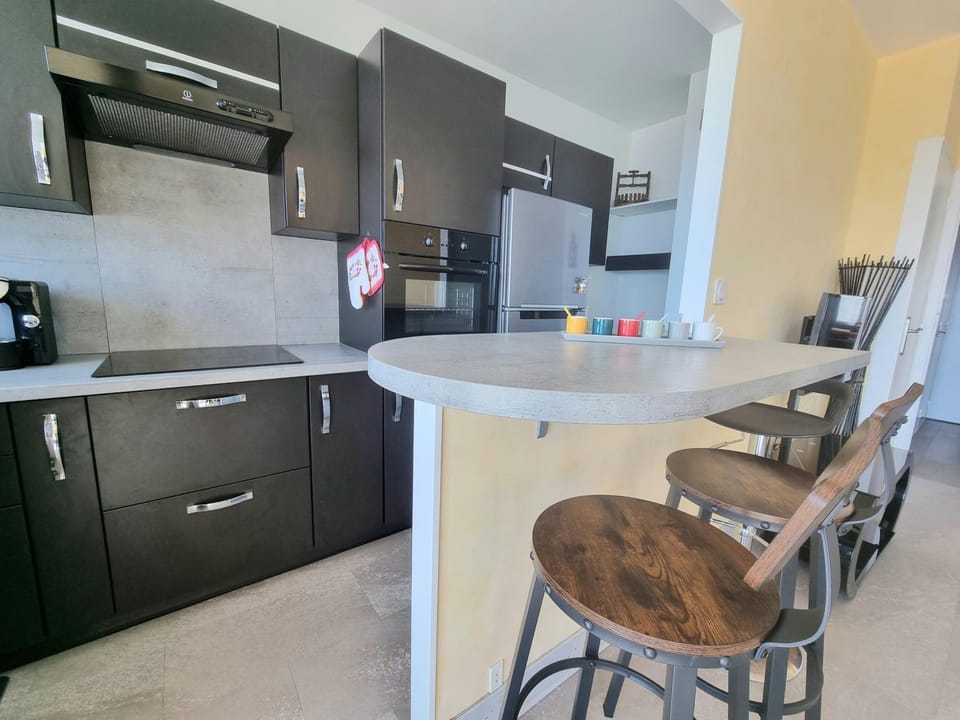 Coffee/tea facilities, oven, stove, kitchen