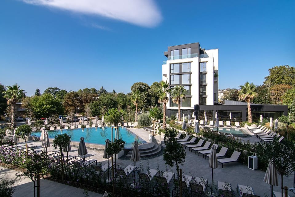 Property building, Day, Garden, Garden view, Pool view, Swimming pool, sunbed