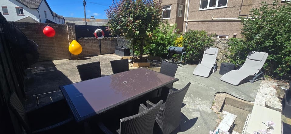 Spacious Coastal Apartment with Garden Pet Friendly Apartment in Rhôs-on-Sea