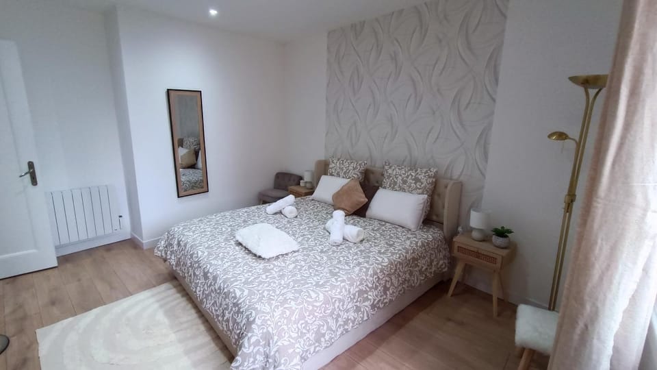 Bed, Photo of the whole room, Bedroom