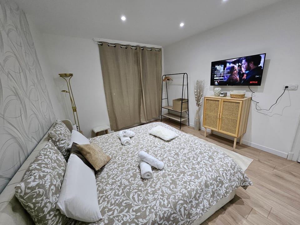 Bed, TV and multimedia, Bedroom