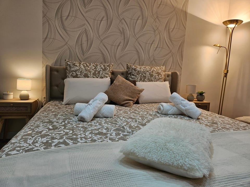Bedroom, towels