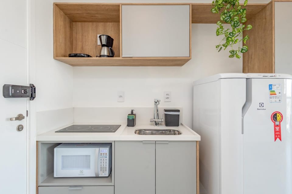 Kitchen or kitchenette, microwave, minibar, stove
