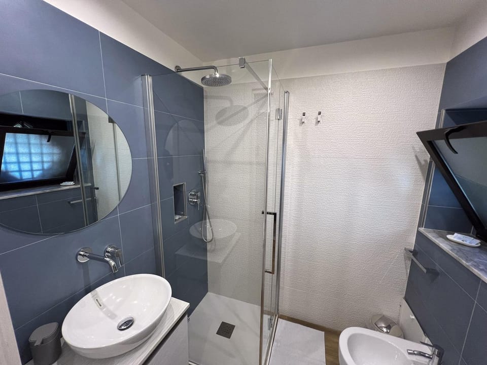 Shower, Toilet, Bathroom, towels