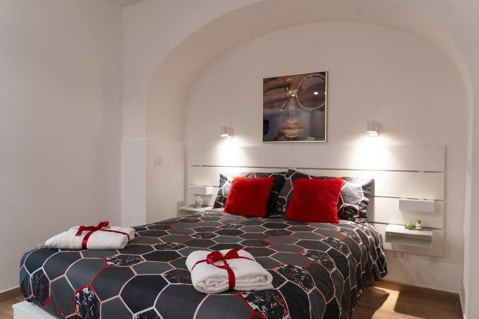 Bed, Photo of the whole room, Bedroom, towels, towels