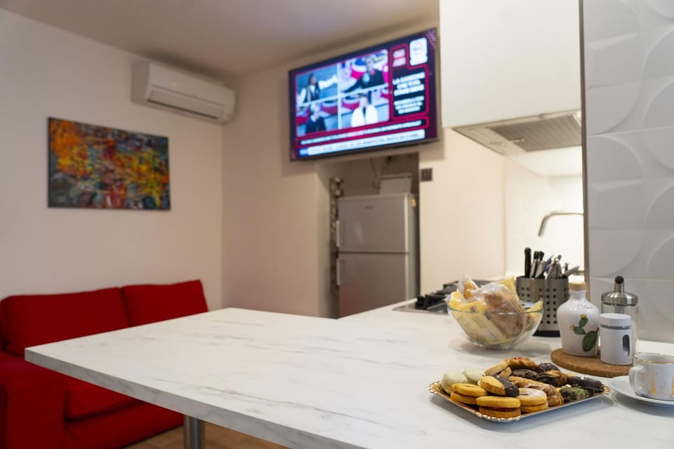 TV and multimedia, Kitchen or kitchenette, Living room, Food and drinks, Seating area, Dining area, Food, air conditioner