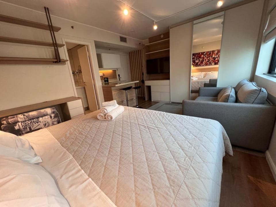 Bed, TV and multimedia, View (from property/room), towels, kitchen