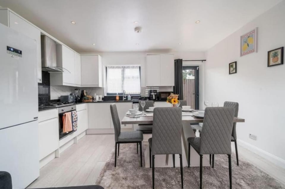Kitchen or kitchenette, Dining area, minibar, oven, stove
