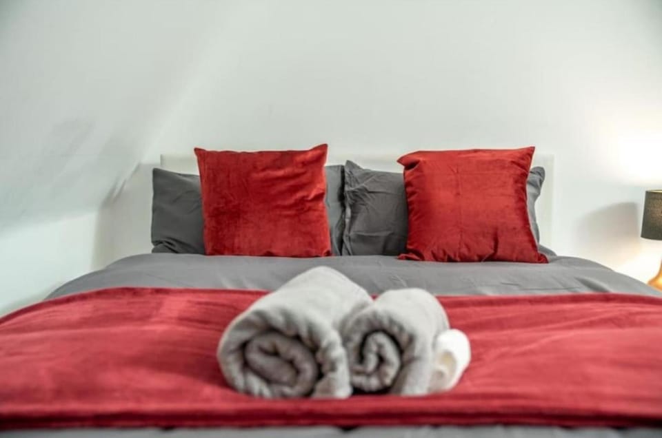 Bed, Photo of the whole room, Bedroom, towels