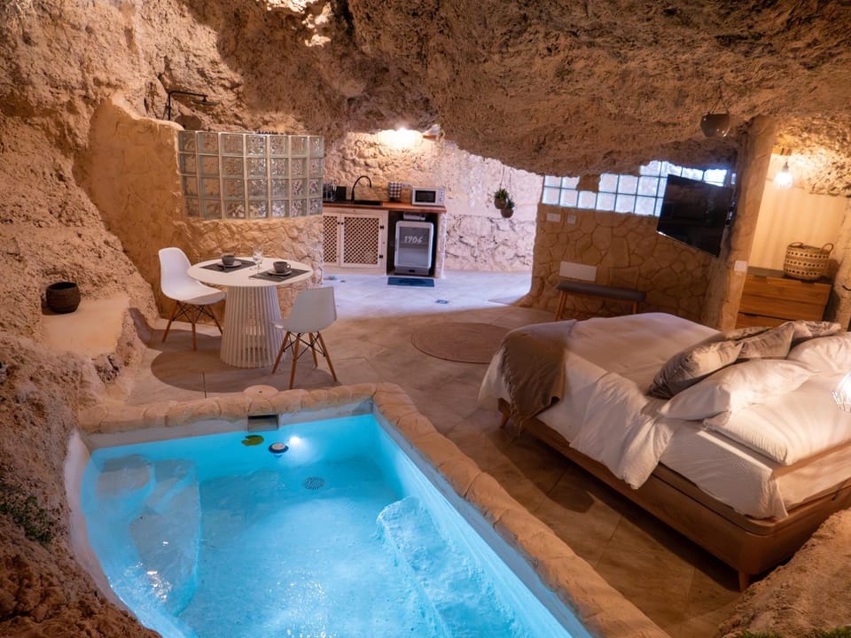 Photo of the whole room, Swimming pool
