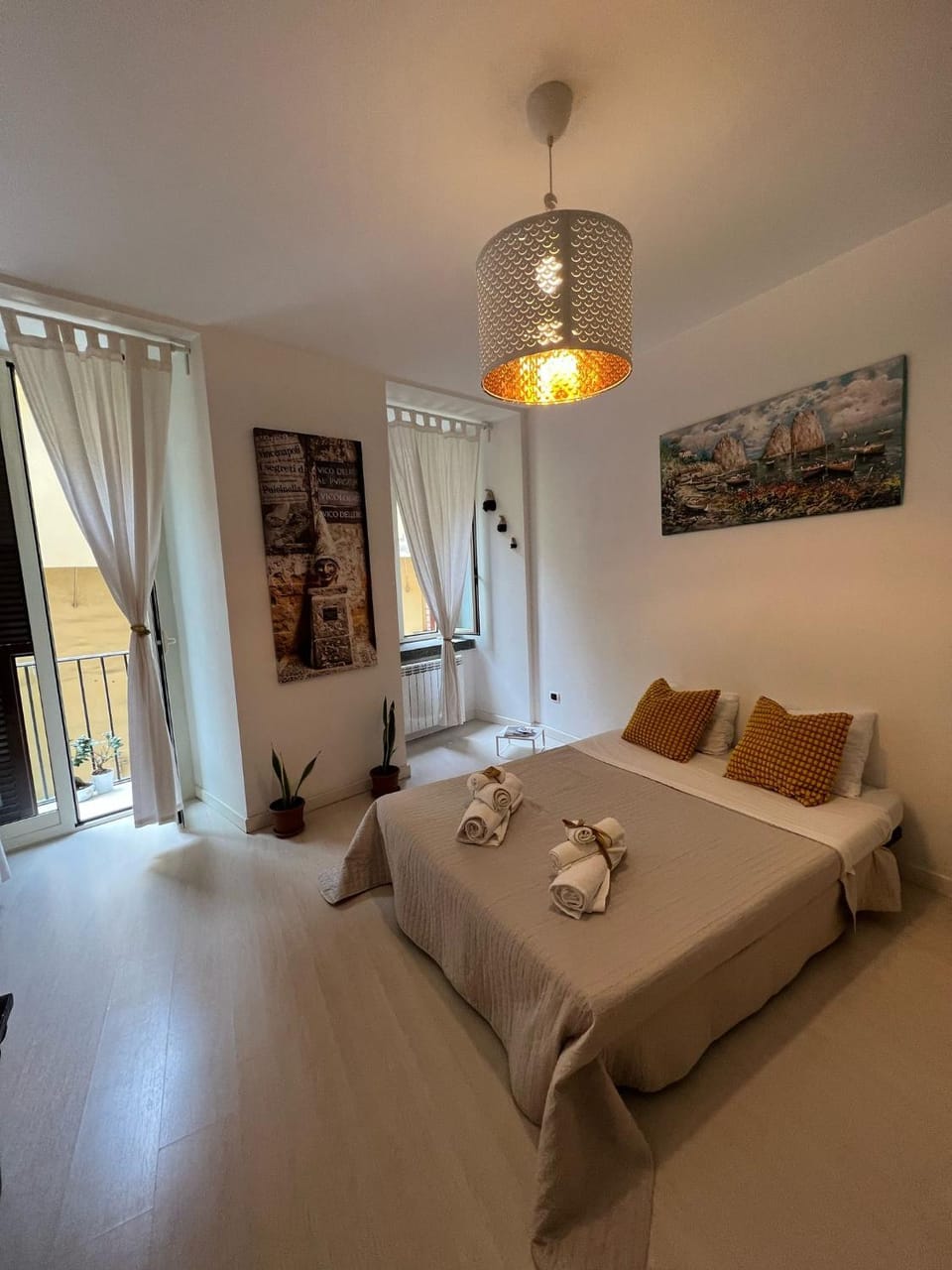 Napoli Street Chiaia Apartment in Naples