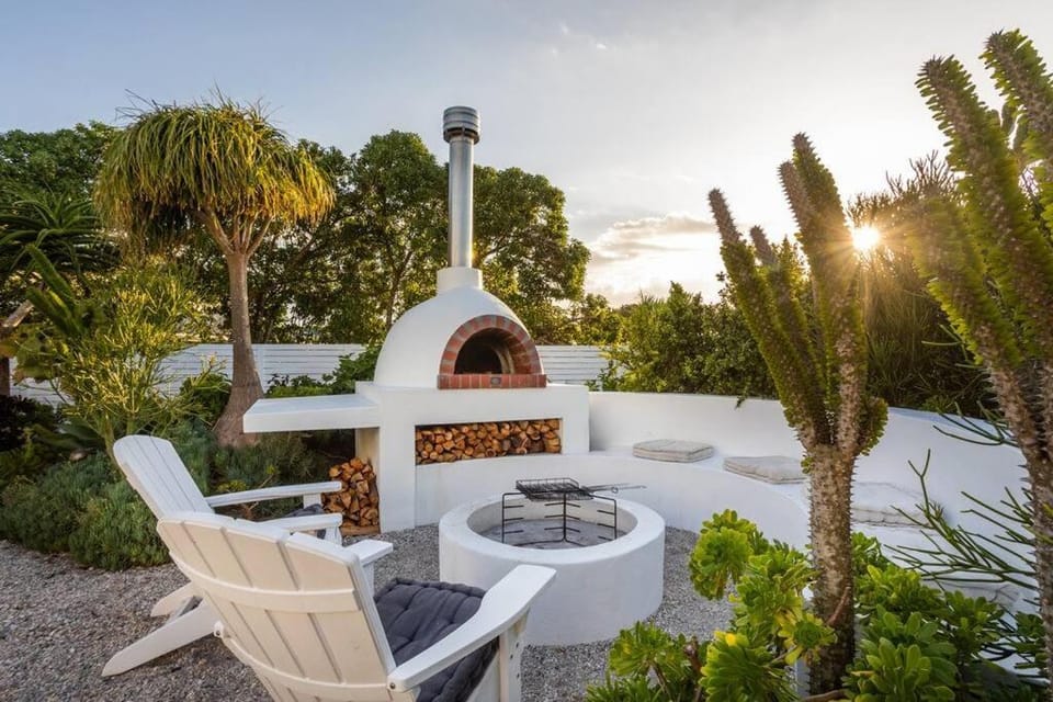 Patio, Natural landscape, Garden, Seating area, Dining area, Garden view, fireplace