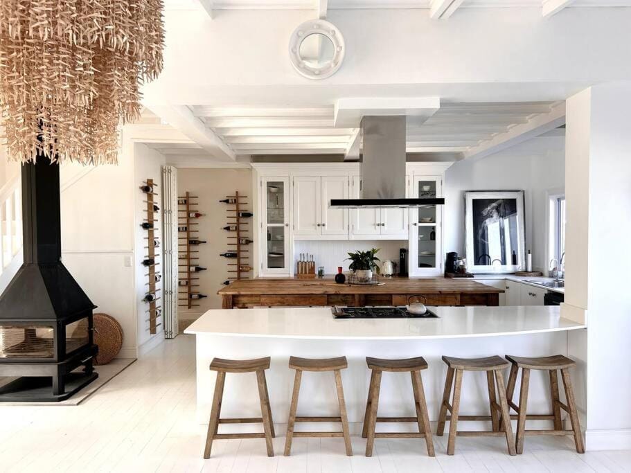 Kitchen or kitchenette, Lounge or bar, Food and drinks, Dining area, Drinks, Alcoholic drinks, fireplace, stove, kitchen