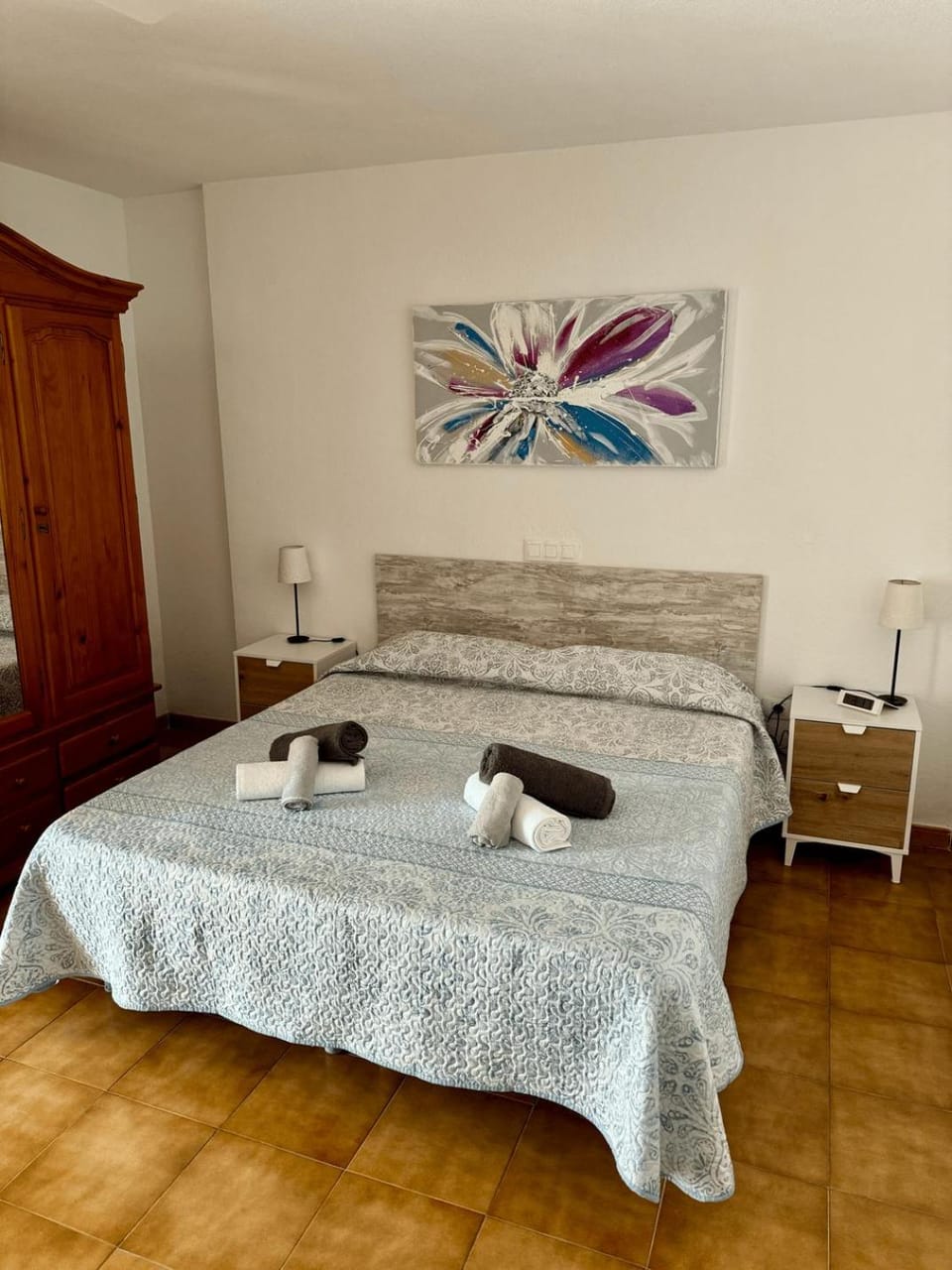Photo of the whole room, Bedroom, towels