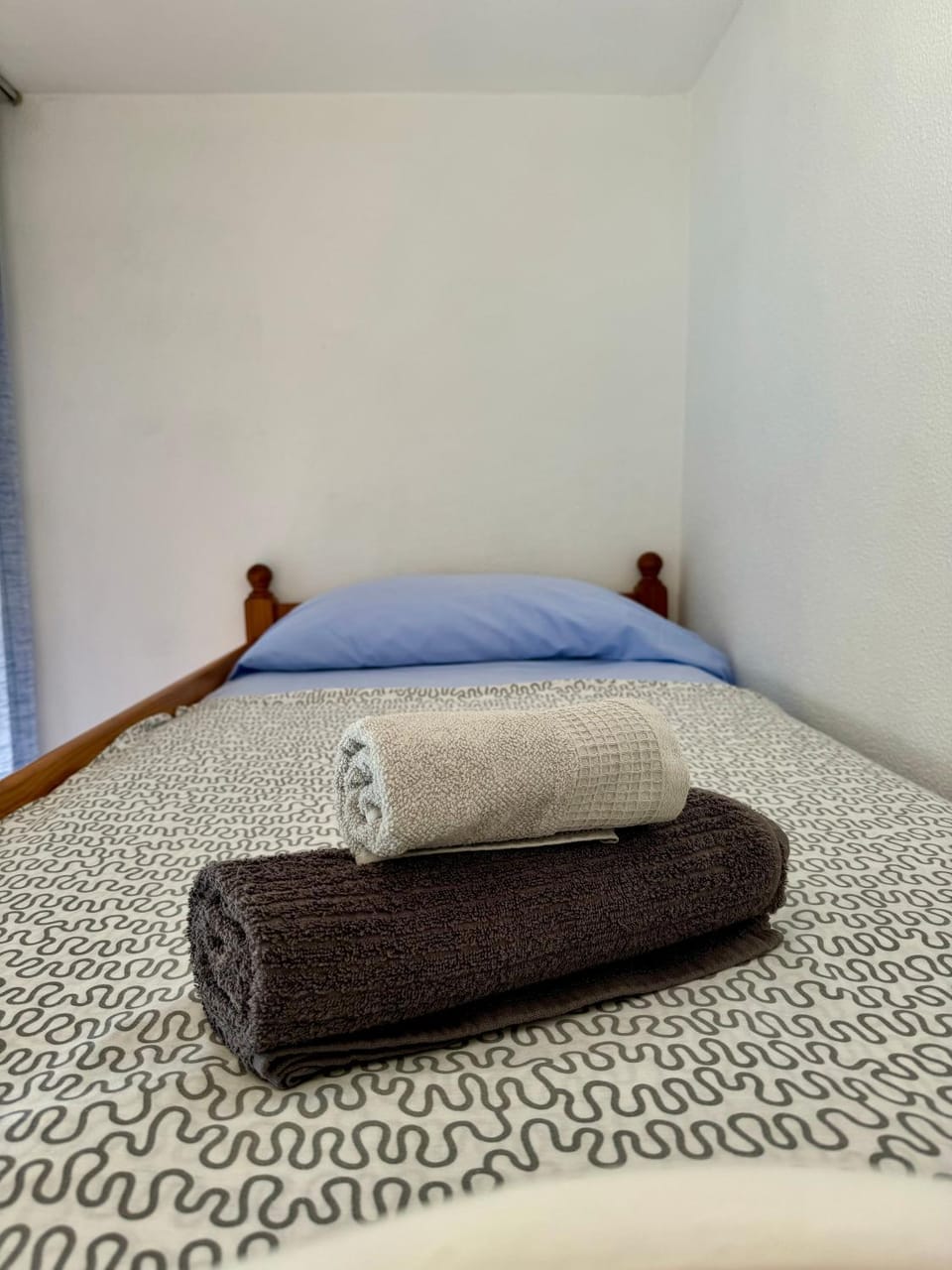 Bed, Bedroom, towels